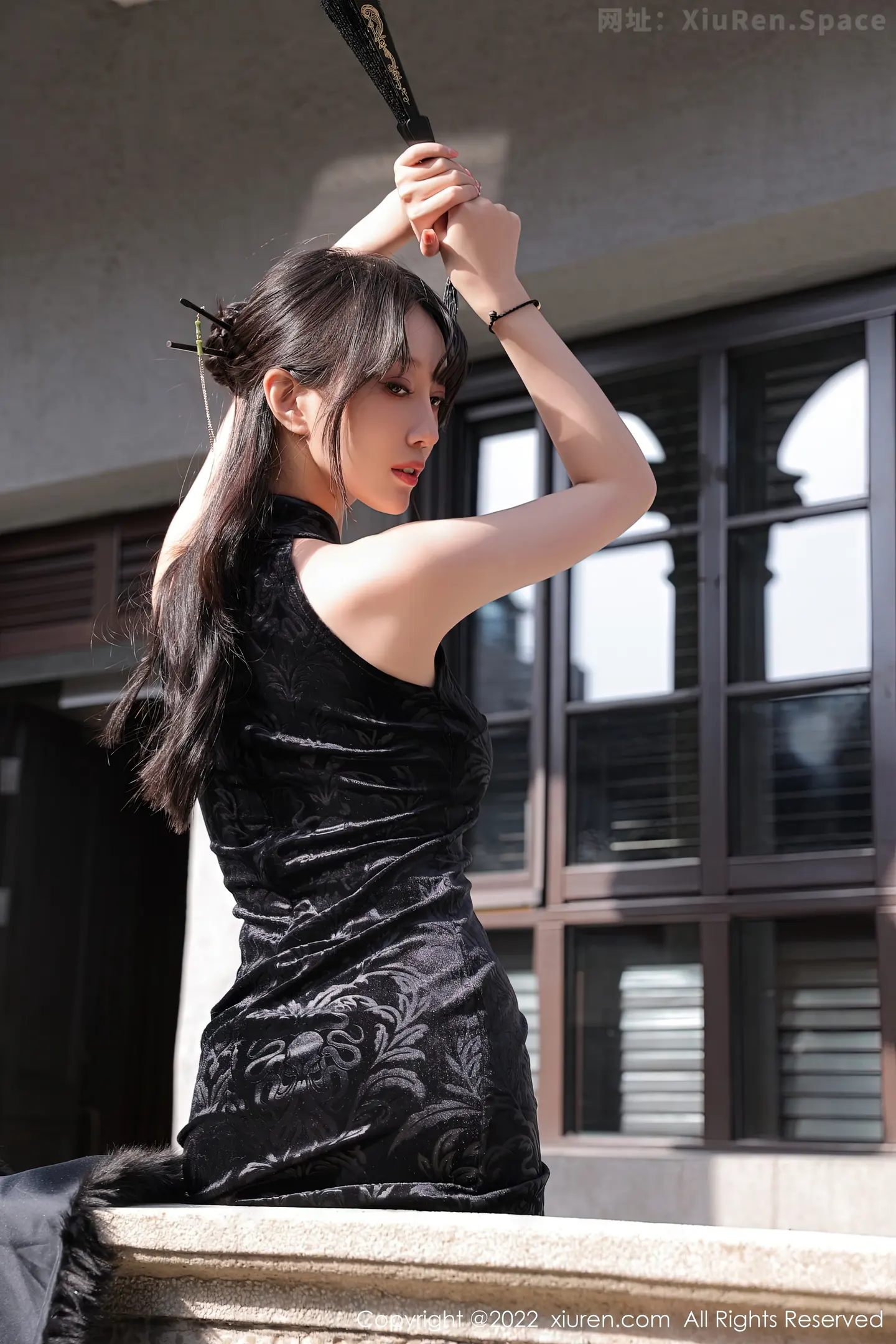 图片[4]-[XiuRen秀人网]2022.12.23 VOL.6040 王馨瑶yanni 粉色透视古装与情趣肚兜加肉丝美腿性感私房写真集-秀人网官方网站